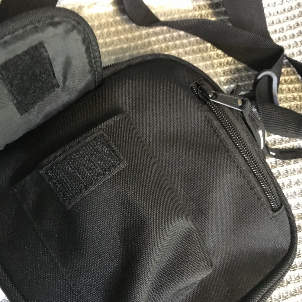Carhartt Essentials Crossbody Bag - Picture 3 of 5